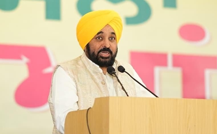 Punjab CM Bhagwant Mann on ED Latest News Today: ਪੰਜਾਬ ਦੇ ਮੁੱਖ ਮੰਤਰੀ ਭਗਵੰਤ ਮਾਨ ਨੇ ਬੁੱਧਵਾਰ ਨੂੰ ਆਪਣੇ ਦਫ਼ਤਰ ਨਾਲ ਜੁੜੇ ਅਧਿਕਾਰੀਆਂ 'ਤੇ ਲੱਗੇ ਗ਼ਲਤ ਕੰਮਾਂ ਦੇ ਦੋਸ਼ਾਂ ਨੂੰ ਸਖ਼ਤੀ ਨਾਲ ਰੱਦ ਕਰਦਿਆਂ ਕਿਹਾ ਕਿ ਉਹ ਇਨਫੋਰਸਮੈਂਟ ਡਾਇਰੈਕਟੋਰੇਟ (ED) ਜਾਂ ਭਾਜਪਾ ਤੋਂ "ਇਮਾਨਦਾਰੀ ਦਾ ਸਰਟੀਫਿਕੇਟ" ਨਹੀਂ ਲੈਣਗੇ।