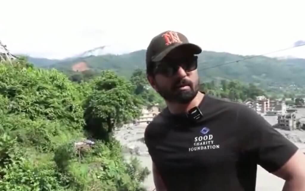 Sonu Sood in Nepal to help flood victims: ਬਾਲੀਵੁੱਡ ਅਦਾਕਾਰ ਸੋਨੂੰ ਸੂਦ ਨੇ ਨੇਪਾਲ ਵਿੱਚ ਹਾਲ ਹੀ ਵਿੱਚ ਆਏ ਅਚਾਨਕ ਹੜ੍ਹਾਂ ਕਾਰਨ ਬੁਰੀ ਤਰ੍ਹਾਂ ਪ੍ਰਭਾਵਿਤ ਹੋਏ ਖੇਤਰਾਂ ਵਿੱਚੋਂ ਇੱਕ, ਤ੍ਰਿਸ਼ੂਲੀ ਬਾਜ਼ਾਰ ਦਾ ਦੌਰਾ ਕੀਤਾ ਅਤੇ ਇਸ ਕੁਦਰਤੀ ਆਫ਼ਤ ਤੋਂ ਪ੍ਰਭਾਵਿਤ ਲੋਕਾਂ ਦੀ ਮਦਦ ਲਈ ਯਤਨ ਤੇਜ਼ ਕੀਤੇ।