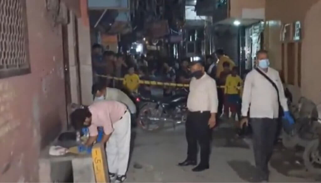 East Delhi Murder case latest news today: ਰਾਜਧਾਨੀ ਦੇ ਪੂਰਬੀ ਦਿੱਲੀ ਖੇਤਰ ਅਧੀਨ ਪੈਂਦੇ ਥਾਣਾ ਮੰਡਾਵਲੀ ਦੇ ਇਲਾਕੇ ਵਿੱਚ ਇੱਕ ਨੌਜਵਾਨ ’ਤੇ ਤੇਜ਼ਧਾਰ ਹਥਿਆਰਾਂ ਨਾਲ ਜਾਨਲੇਵਾ ਹਮਲਾ ਕਰਕੇ ਉਸ ਨੂੰ ਮੌਤ ਦੇ ਘਾਟ ਉਤਾਰ ਦਿੱਤਾ ਗਿਆ।