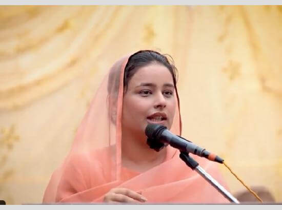 5 ਕਰੋੜ ਰੁਪਏ ਦੀ ਕਥਿਤ ਮੰਗ ਦਾ ਮਾਮਲਾ: ਮੁੱਖ ਮੰਤਰੀ ਦੀ ਪਤਨੀ ਡਾ. ਗੁਰਪ੍ਰੀਤ ਕੌਰ ਵੱਲੋਂ ਖਹਿਰਾ ਤੇ ਮਜੀਠੀਆ ਖ਼ਿਲਾਫ਼ ਕਾਨੂੰਨੀ ਚਾਰਾਜੋਈ ਚੰਡੀਗੜ੍ਹ: ਪੰਜਾਬ ਦੀ ਸਿਆਸਤ ਵਿੱਚ 5 ਕਰੋੜ ਰੁਪਏ ਦੇ ਕਥਿਤ ਲੈਣ-ਦੇਣ ਨੂੰ ਲੈ ਕੇ ਛਿੜਿਆ ਵਿਵਾਦ ਹੁਣ ਅਦਾਲਤੀ ਲੜਾਈ ਵੱਲ ਵਧ ਗਿਆ ਹੈ। ਸੂਬੇ ਦੇ ਮੁੱਖ ਮੰਤਰੀ ਭਗਵੰਤ ਮਾਨ ਦੀ ਧਰਮ ਪਤਨੀ ਡਾ. ਗੁਰਪ੍ਰੀਤ ਕੌਰ ਨੇ ਵਿਰੋਧੀ ਧਿਰ ਦੇ ਦੋ ਪ੍ਰਮੁੱਖ ਆਗੂਆਂ—ਕਾਂਗਰਸੀ ਵਿਧਾਇਕ ਸੁਖਪਾਲ ਸਿੰਘ ਖਹਿਰਾ ਅਤੇ ਅਕਾਲੀ ਦਲ ਦੇ ਸੀਨੀਅਰ ਆਗੂ ਬਿਕਰਮ ਸਿੰਘ ਮਜੀਠੀਆ—ਨੂੰ ਕਾਨੂੰਨੀ ਨੋਟਿਸ ਜਾਰੀ ਕੀਤੇ ਹਨ। ਨੋਟਿਸਾਂ ਵਿੱਚ ਦੋਵਾਂ ਸਿਆਸਤਦਾਨਾਂ ਨੂੰ ਤਾੜਨਾ ਕੀਤੀ ਗਈ ਹੈ ਕਿ ਉਹ ਸੋਸ਼ਲ ਮੀਡੀਆ ਤੋਂ ਭਰਮਾਊ ਤੇ ਇਤਰਾਜ਼ਯੋਗ ਸਮੱਗਰੀ ਤੁਰੰਤ ਹਟਾਉਣ ਅਤੇ ਬਿਨਾਂ ਸ਼ਰਤ ਮੁਆਫ਼ੀ ਮੰਗਣ। ਅਜਿਹਾ ਕਰਨ ਲਈ ਉਨ੍ਹਾਂ ਨੂੰ 24 ਘੰਟਿਆਂ ਦੀ ਮੋਹਲਤ ਦਿੱਤੀ ਗਈ ਹੈ, ਜਿਸ ਮਗਰੋਂ ਮਾਣਹਾਨੀ ਸਮੇਤ ਹੋਰ ਫ਼ੌਜਦਾਰੀ ਕਾਰਵਾਈ ਵਿੱਢਣ ਦੀ ਚਿਤਾਵਨੀ ਦਿੱਤੀ ਗਈ ਹੈ। ਜਸਟਿਸ ਰਣਜੀਤ ਸਿੰਘ ਦੇ ਦਾਅਵਿਆਂ ਤੋਂ ਭਖਿਆ ਸੀ ਮਾਮਲਾ ਇਸ ਸਮੁੱਚੇ ਕਲੇਸ਼ ਦਾ ਮੁੱਢ ਪੰਜਾਬ ਅਤੇ ਹਰਿਆਣਾ ਹਾਈ ਕੋਰਟ ਦੇ ਸਾਬਕਾ ਜੱਜ ਜਸਟਿਸ ਰਣਜੀਤ ਸਿੰਘ ਵੱਲੋਂ ਲਾਏ ਗਏ ਦੋਸ਼ਾਂ ਨਾਲ ਬੱਝਿਆ ਸੀ। ਉਨ੍ਹਾਂ ਦੋਸ਼ ਲਾਇਆ ਸੀ ਕਿ ਬਲਾਤਕਾਰ ਦੇ ਇੱਕ ਕੇਸ, ਜਿਸ ਵਿੱਚ ਗੁਰ ਚਾਹਲ ਮੁੱਖ ਨਾਮਜ਼ਦ ਹੈ, ਦੇ ਨਿਪਟਾਰੇ ਬਦਲੇ ਡਾ. ਕੌਰ ਵੱਲੋਂ 5 ਕਰੋੜ ਰੁਪਏ ਦੀ ਮੰਗ ਕੀਤੀ ਗਈ ਸੀ। ਇਸ ਤੋਂ ਪਹਿਲਾਂ ਡਾ. ਗੁਰਪ੍ਰੀਤ ਕੌਰ ਨੇ ਸਾਬਕਾ ਜੱਜ ਨੂੰ ਵੀ 23 ਅਗਸਤ ਨੂੰ ਕਾਨੂੰਨੀ ਨੋਟਿਸ ਭੇਜ ਕੇ ਇਨ੍ਹਾਂ ਦਾਅਵਿਆਂ ਨੂੰ ਸਿਆਸਤ ਤੋਂ ਪ੍ਰੇਰਿਤ ਤੇ ਮਨਘੜਤ ਕਰਾਰ ਦਿੱਤਾ ਸੀ। ਆਡੀਓ ਟੇਪਾਂ ਤੇ ਵੀਡੀਓ ਕਲਿੱਪਾਂ ਨੇ ਵਧਾਇਆ ਤਣਾਅ ਬਿਕਰਮ ਮਜੀਠੀਆ ਨੇ ਇਸ ਮਾਮਲੇ ਨੂੰ ਹੋਰ ਹਵਾ ਦਿੰਦਿਆਂ 2 ਸਤੰਬਰ ਨੂੰ ਇੱਕ ਕਥਿਤ ਆਡੀਓ-ਵੀਡੀਓ ਰਿਕਾਰਡਿੰਗ ਸਾਂਝੀ ਕੀਤੀ। ਮਜੀਠੀਆ ਦਾ ਦਾਅਵਾ ਸੀ ਕਿ ਇਸ ਟੇਪ ਵਿੱਚ ਡਾ. ਕੌਰ ਦੇ ਇੱਕ ਨਜ਼ਦੀਕੀ ਰਿਸ਼ਤੇਦਾਰ ਅਤੇ ਮੁਲਜ਼ਮਾਂ ਦੇ ਧੜੇ ਵਿਚਾਲੇ ਕਥਿਤ ਸੌਦੇਬਾਜ਼ੀ ਤੇ ਰਕਮ ਦੇ ਲੈਣ-ਦੇਣ ਦੀ ਗੱਲਬਾਤ ਹੈ। ਉਨ੍ਹਾਂ ਪਟਿਆਲਾ ਜੇਲ੍ਹ ਅੰਦਰ ਮੁਲਜ਼ਮ ਨੂੰ ਵੀਆਈਪੀ ਸਹੂਲਤਾਂ ਦੇਣ ਅਤੇ ਮੁੱਖ ਮੰਤਰੀ ਦੀ ਰਿਹਾਇਸ਼ 'ਤੇ ਹੋਈਆਂ ਕਥਿਤ ਮੁਲਾਕਾਤਾਂ ਬਾਰੇ ਵੀ ਸਵਾਲ ਚੁੱਕੇ ਸਨ। ਦੂਜੇ ਪਾਸੇ, ਵਿਧਾਇਕ ਸੁਖਪਾਲ ਖਹਿਰਾ ਨੇ ਵੀ ਇਹ ਆਡੀਓ ਆਪਣੇ ਪਲੇਟਫਾਰਮਾਂ 'ਤੇ ਸਾਂਝੀ ਕਰਦਿਆਂ ਮੁੱਖ ਮੰਤਰੀ ਅਤੇ ਪੰਜਾਬ ਪੁਲਿਸ ਦੇ ਡੀਜੀਪੀ ਨੂੰ ਨਿਸ਼ਾਨੇ 'ਤੇ ਲਿਆ। ਖਹਿਰਾ ਨੇ ਅਮਰਦੀਪ ਗਰੇਵਾਲ ਨਾਮੀ ਸ਼ਖ਼ਸ ਦੀ ਕਥਿਤ ਸ਼ਮੂਲੀਅਤ 'ਤੇ ਸਵਾਲ ਚੁੱਕੇ। ਹਾਲਾਂਕਿ, ਨੋਟਿਸ ਮਿਲਣ ਮਗਰੋਂ ਖਹਿਰਾ ਨੇ ਦੋ-ਟੁੱਕ ਆਖਿਆ ਹੈ ਕਿ ਉਹ ਨਾ ਤਾਂ ਕੋਈ ਜਵਾਬ ਦੇਣਗੇ ਤੇ ਨਾ ਹੀ ਮੁਆਫ਼ੀ ਮੰਗਣਗੇ, ਸਗੋਂ ਉਹ ਅਦਾਲਤ ਵਿੱਚ ਇਸ ਮਾਮਲੇ ਦਾ ਸਾਹਮਣਾ ਕਰਨ ਲਈ ਪੂਰੀ ਤਰ੍ਹਾਂ ਤਿਆਰ ਹਨ। ਮਨੁੱਖੀ ਅਧਿਕਾਰ ਕਮਿਸ਼ਨ ਵੱਲੋਂ ਵੀ ਤਲਬੀ ਇਹ ਰੇੜਕਾ ਕੌਮੀ ਮਨੁੱਖੀ ਅਧਿਕਾਰ ਕਮਿਸ਼ਨ (NHRC) ਤੱਕ ਵੀ ਪੁੱਜ ਚੁੱਕਾ ਹੈ, ਜਿੱਥੇ ਇੱਕ ਗ਼ੈਰ-ਸਰਕਾਰੀ ਜਥੇਬੰਦੀ ਦੀ ਸ਼ਿਕਾਇਤ 'ਤੇ ਕਮਿਸ਼ਨ ਨੇ ਪੰਜਾਬ ਦੇ ਮੁੱਖ ਸਕੱਤਰ ਅਤੇ ਡੀਜੀਪੀ ਤੋਂ ਦੋ ਹਫ਼ਤਿਆਂ ਅੰਦਰ ਕਾਰਵਾਈ ਰਿਪੋਰਟ ਮੰਗ ਲਈ ਹੈ। ਡਾ. ਗੁਰਪ੍ਰੀਤ ਕੌਰ ਵੱਲੋਂ ਲਏ ਗਏ ਕਰੜੇ ਕਾਨੂੰਨੀ ਸਟੈਂਡ ਮਗਰੋਂ ਪੰਜਾਬ ਦਾ ਸਿਆਸੀ ਪਾਰਾ ਹੋਰ ਚੜ੍ਹ ਗਿਆ ਹੈ। ਹੁਣ ਦੇਖਣਾ ਇਹ ਹੋਵੇਗਾ ਕਿ ਕੀ ਇਹ ਤਕਰਾਰ ਮਹਿਜ਼ ਬਿਆਨਬਾਜ਼ੀ ਤੱਕ ਸੀਮਤ ਰਹਿੰਦੀ ਹੈ ਜਾਂ ਫਿਰ ਅਦਾਲਤਾਂ ਦੀਆਂ ਬਰੂਹਾਂ 'ਤੇ ਨਵਾਂ ਮੋੜ ਲੈਂਦੀ ਹੈ।
