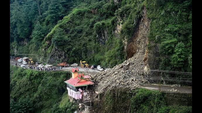 Shimla-Kinnaur Landslide News: ਠਿਓਗ ਨੇੜੇ ਪਹਾੜ ਖਿਸਕਣ ਨਾਲ ਸ਼ਿਮਲਾ-ਕਿੰਨੌਰ ਕੌਮੀ ਮਾਰਗ ਜਾਮ; ਸੇਬਾਂ ਨਾਲ ਲੱਦੇ ਸੈਂਕੜੇ ਟਰੱਕ ਫਸੇ, ਰਾਹਤ ਕਾਰਜ ਜਾਰੀ