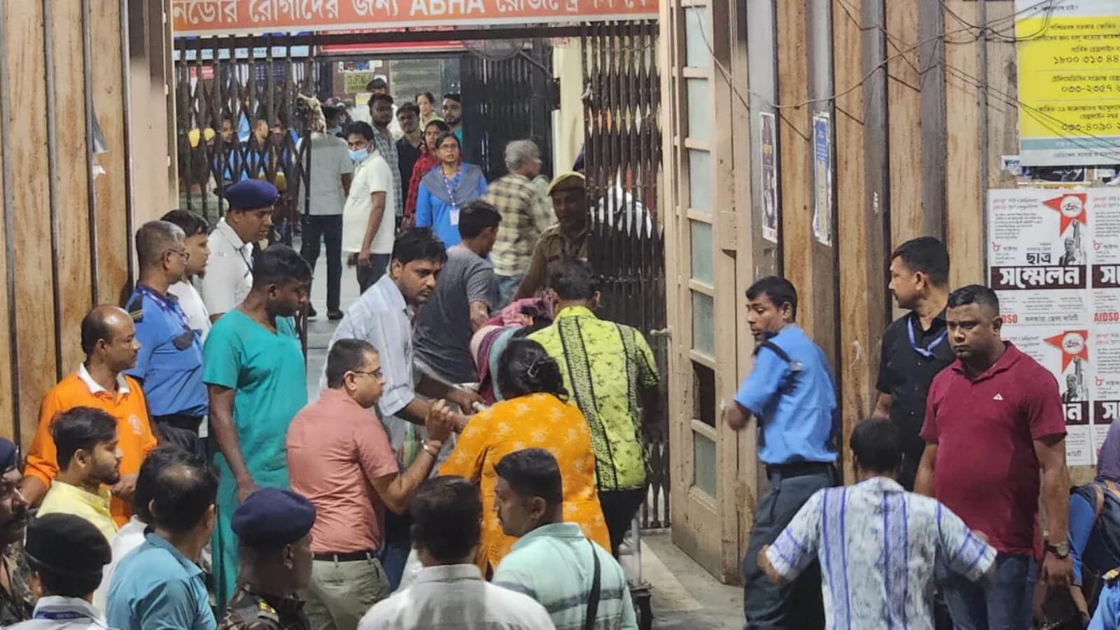 Kolkata Durga Puja Pandal Stampede: ਦੁਰਗਾ ਪੂਜਾ ਪੰਡਾਲ ਬਾਹਰ ਮਚੀ ਭਾਜੜ: 17 ਸ਼ਰਧਾਲੂਆਂ ਦੀ ਮੌਤ, 25 ਜ਼ਖ਼ਮੀ; ਕੇਂਦਰ ਵੱਲੋਂ ਮੁਆਵਜ਼ੇ ਦਾ ਐਲਾਨ