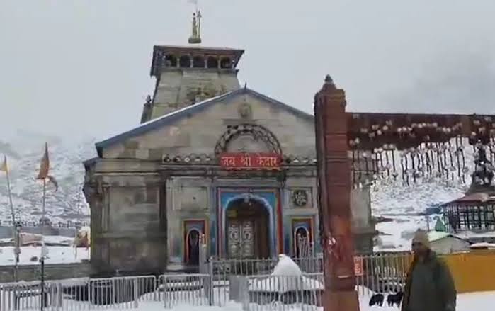 Sri Kedarnath Dham ’ਚ ਮੌਸਮ ਦਾ ਮਿਜ਼ਾਜ ਬਦਲਿਆ: ਦੁਪਹਿਰ ਮਗਰੋਂ ਤਾਜ਼ਾ ਬਰਫ਼ਬਾਰੀ ਸ਼ੁਰੂ, ਸ਼ਰਧਾਲੂਆਂ ਨੂੰ ਕੜਾਕੇ ਦੀ ਠੰਢ ਦਾ ਸਾਹਮਣਾ